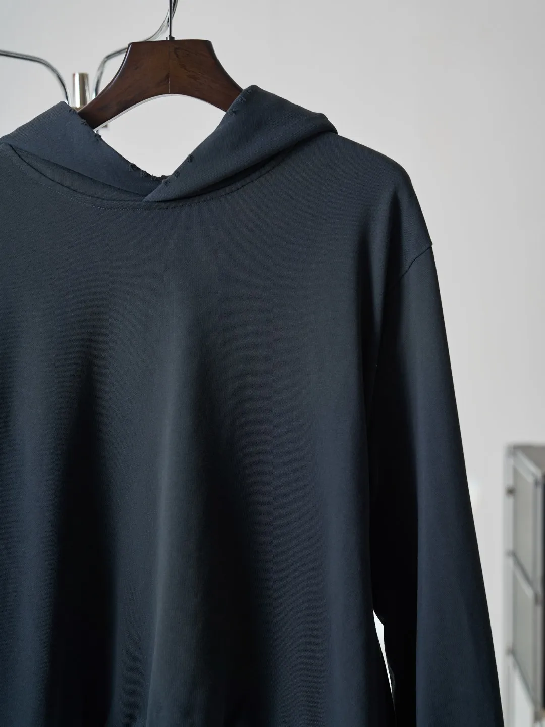 [Real auction] Acne Studios spray-painted distressed logo hooded sweatshirt (women's style) [In Stock] S M L custom air-oxygen soft cotton blend, soft and delicate, comfortable and skin-friendly. A charcoal-toned matte black sets the tone, and natural old-fashioned blending enriches the visual hierarchy. It has a calm and cool Nordic luxury temperament. The distressed Acne Studios logo on the back of the garment serves as the visual focus, forming a subtle contrasting aesthetic from the front and back, hiding ingenuity in a low-key manner. The natural old-fashioned smudge creates a layered beauty full of warmth, the neat hooded structure softens the shoulder lines, and the relaxed drop-shoulder cut outlines a stress-free and lazy silhouette. Simple and narrative, subtle and self-contained, it creates an effortless sense of sophistication. 1 Glue printing uses glue liquid paint to print patterns on fabrics, and bakes the fabric to fix the printed patterns. 2. Gradient distressed spray paint. By spraying dyes of different colors on the surface of the fabric, the clothes can show rich color changes under different lights and increase the visual layering. 3. Positioning and wear-and-tear. Many places on the garment body are regularly positioned and worn manually. Manual brush marks are added to add texture and depth to the surface of the clothing to imitate the texture of natural wear and tear. 4. Fermentation washing treatment: The fabrics have been fermentation washing, which makes the hand feel and texture better, is not easy to deform, shrink, and fade, and maintains long-term beauty and loose fit.